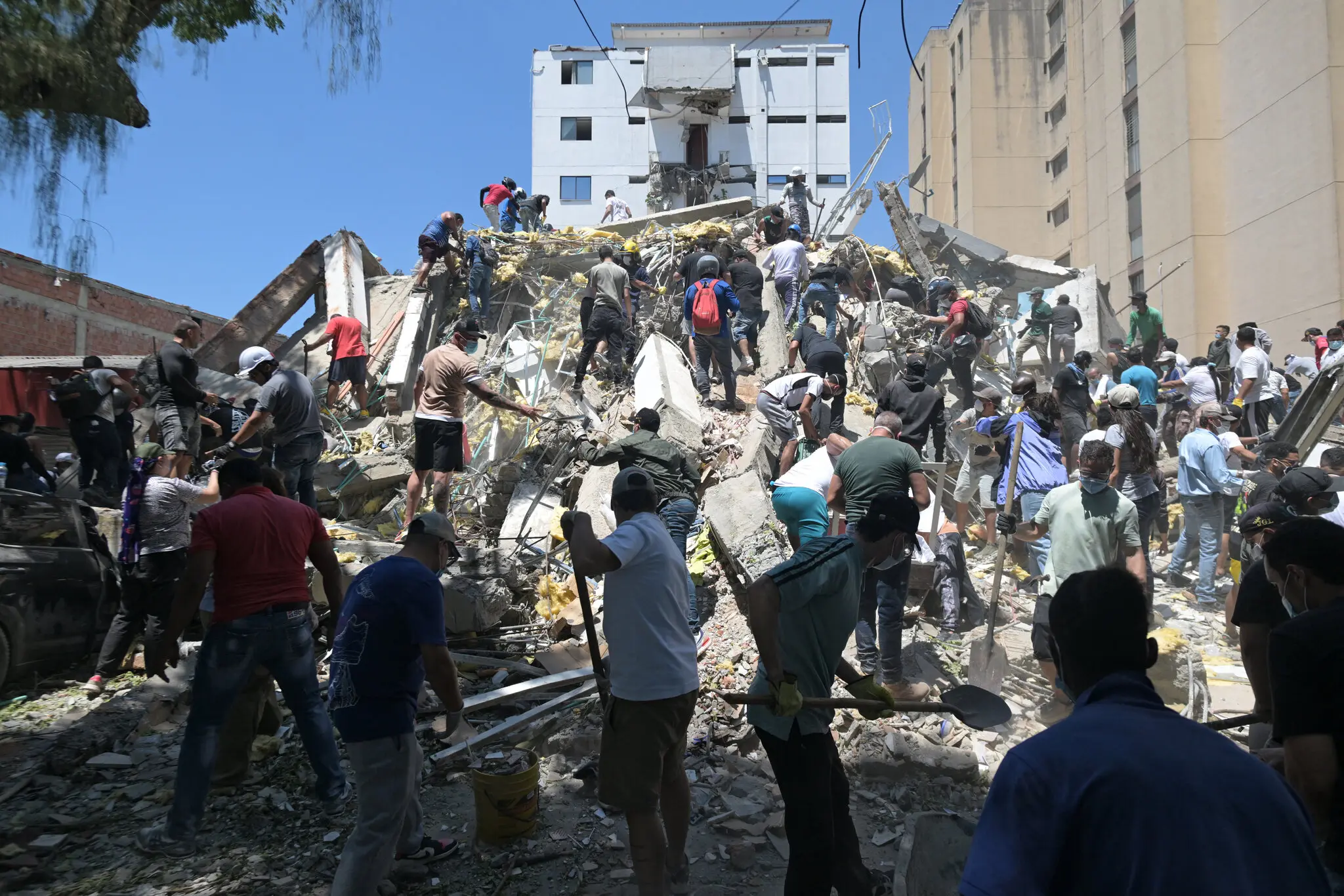 TERREMOTO DE 7.8° DESTRUYE PARTE DEL OESTE DE COLOMBIA